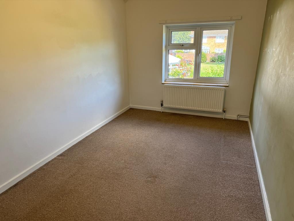 Lot: 74 - HEAD LEASEHOLD INVESTMENT - BLOCK OF FIVE FLATS, THREE-BEDROOM COTTAGE AND THREE GARAGES - The Cottage one of three bedrooms